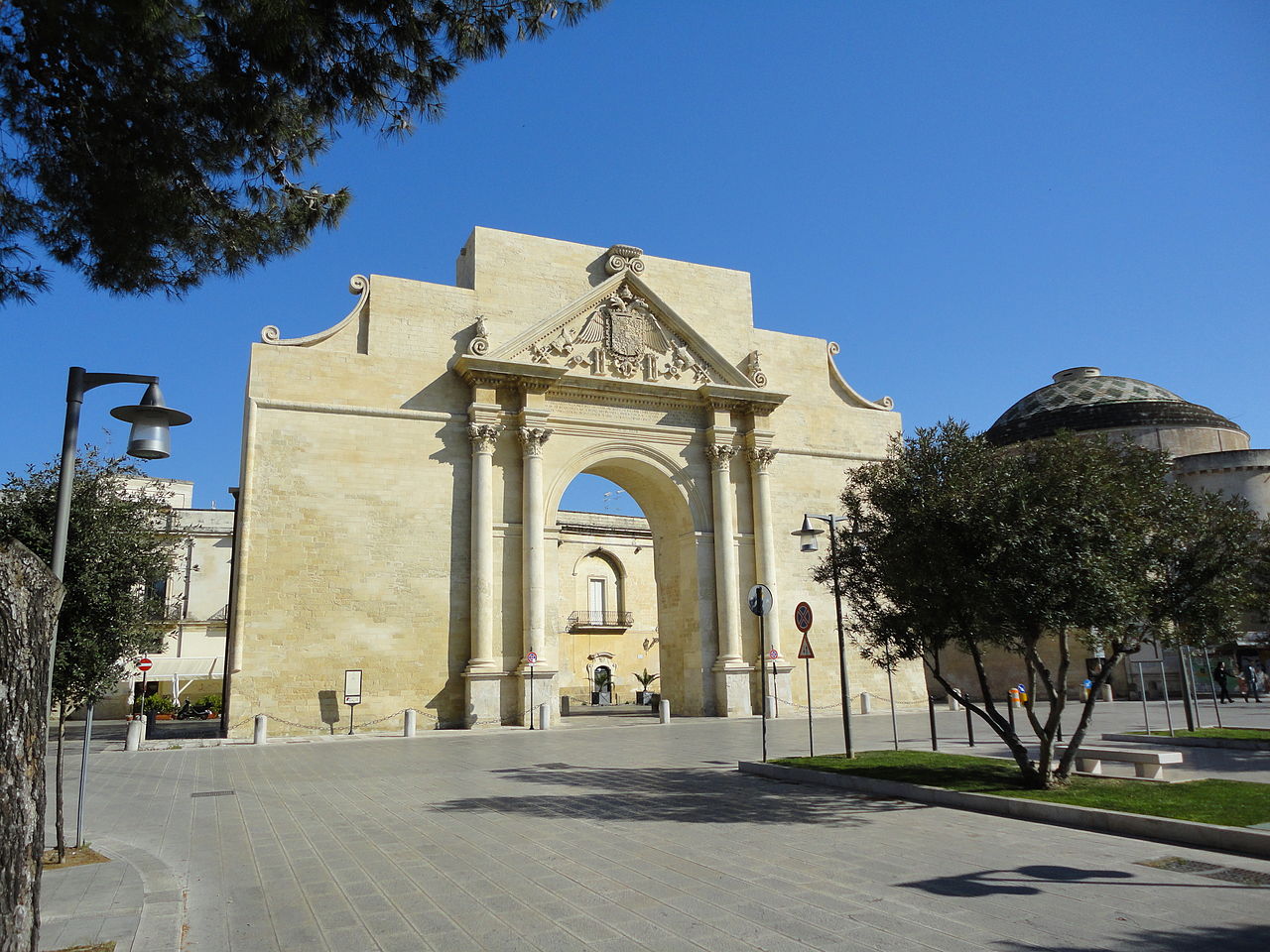 005 Porta Napoli Arco di Trionfo
