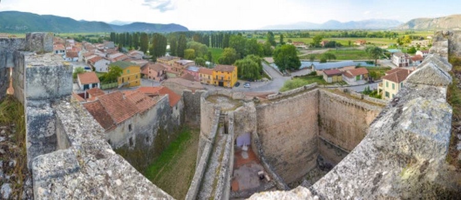 Castello Piccolimini di Celano vista foto